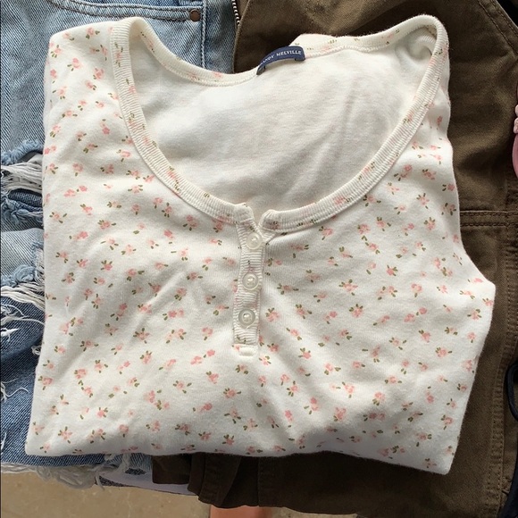 COPY - Brandy Melville long sleeve 🌸 - Picture 1 of 2